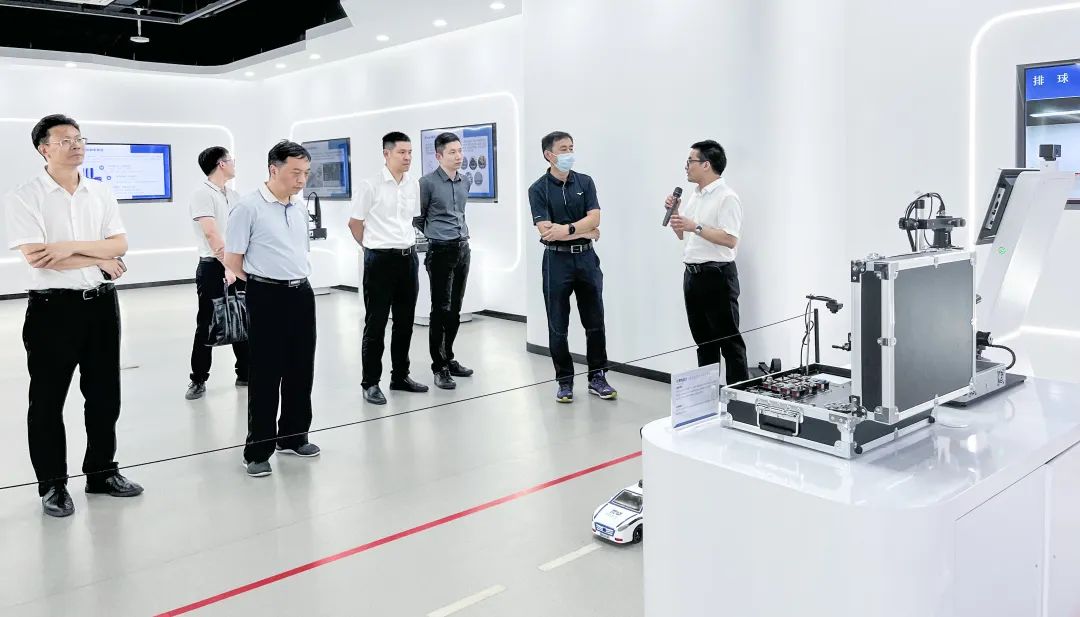 工信部科技司副司长任爱光一行考察母公司-2.jpg