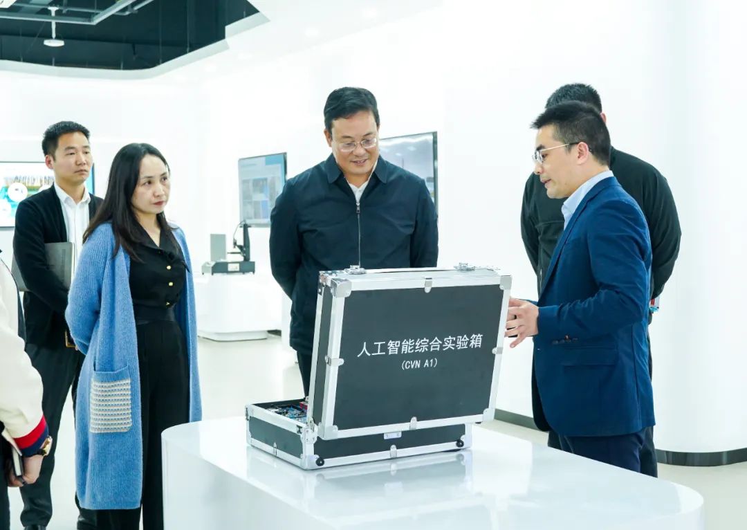 岳麓山大学科技城管委会主任屈志峰一行调研比邻星科技-1.jpg