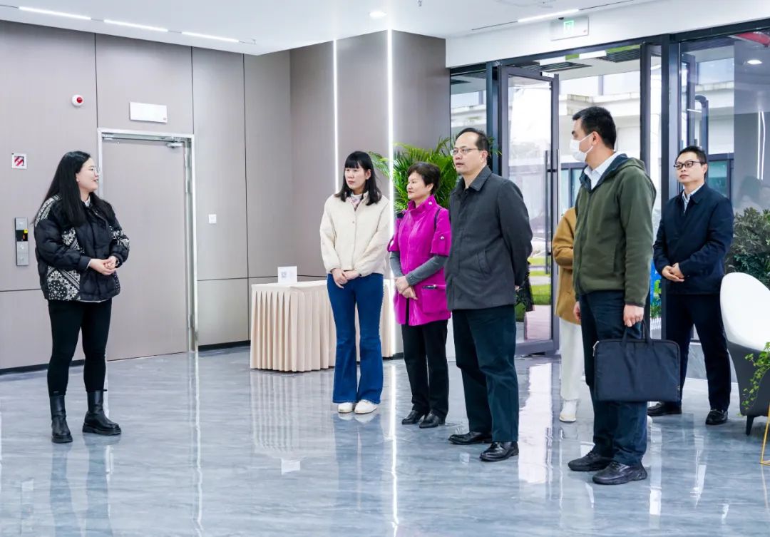 湖南省政府发展研究中心区域经济部部长袁建四一行莅临.jpg