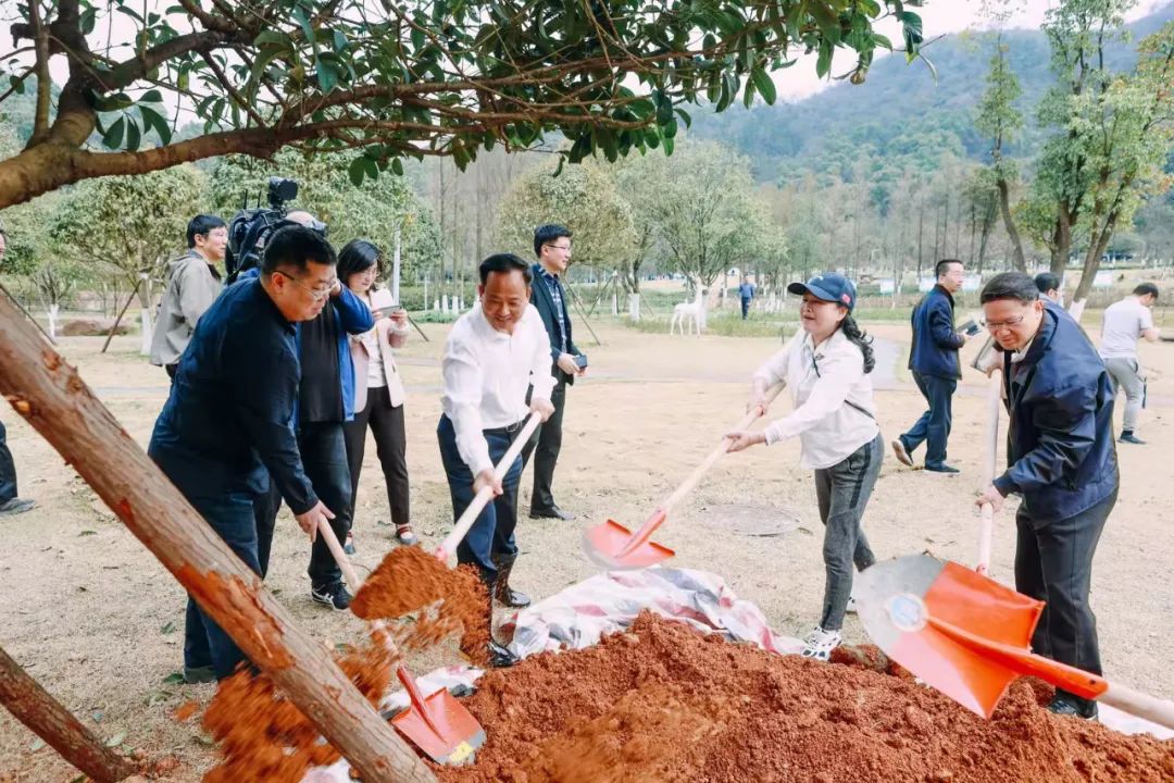 总经理周博文博士与参加植树的嘉宾一起扶苗.jpg